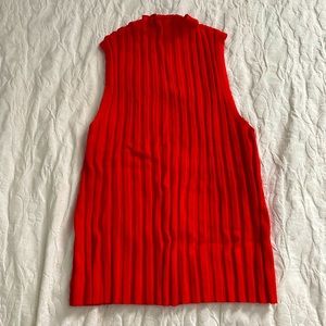 Dynamite: sleeveless top